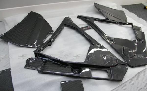 GT-R35 Carbon Bremsflüssigkeits- und Batterieabdeckungen 5er Kit Engine Dress Up